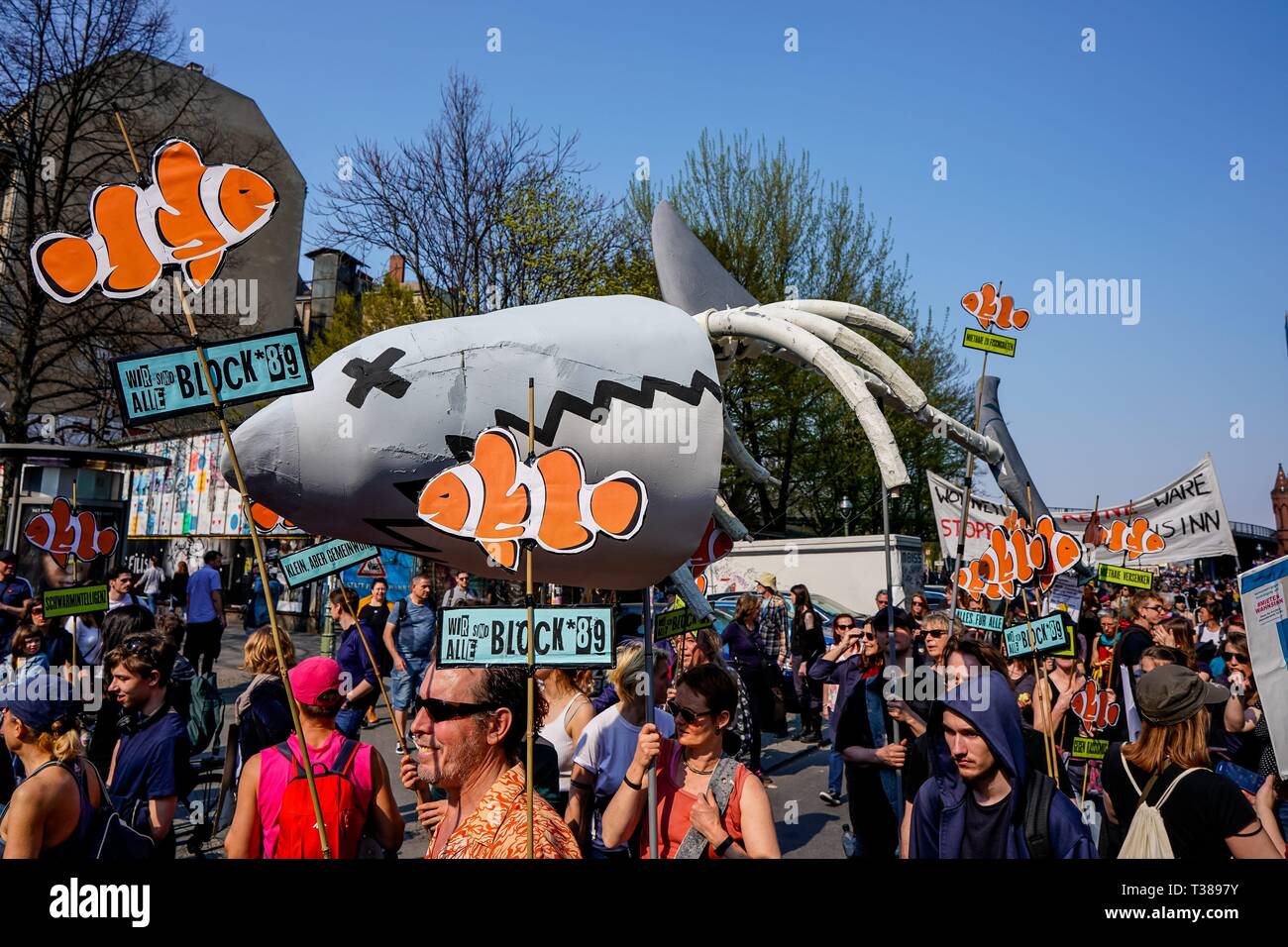Berlin, Deutschland. 06th Apr, 2019. 06.04.2019, demonstration versus exploding rental prices. The protest march versus rising rents from the Confederation versus displacement and rent madness in the Oberbaumstrasse near the Oberbaumbrucke in Berlin. | usage worldwide Credit: dpa/Alamy Live News Stock Photo