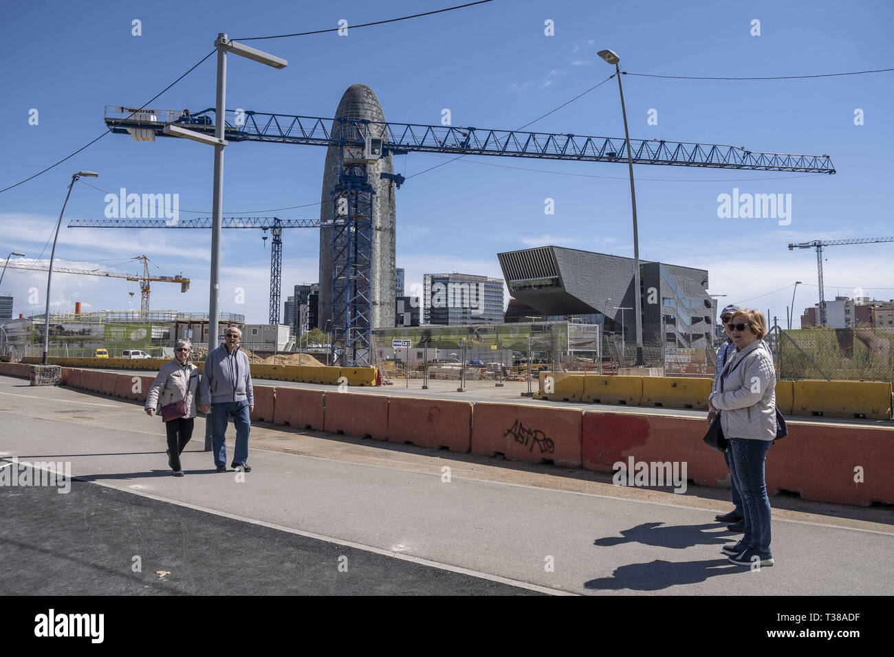 Barcelona, Catalonia, Spain. 7th Apr, 2019. Several people seen at the new park area that still shows signs of works.From April 6 the citizens of Barcelona can visit and be users of a new green surface of 20,400 m2 with 400 trees. The new Les GlÃ²ries park is the final urban solution to a large concentration of vehicle traffic that will circulate underground in the future. This new green area also rehabilitates an urban area that already has very important cultural centers. Credit: ZUMA Press, Inc./Alamy Live News Stock Photo