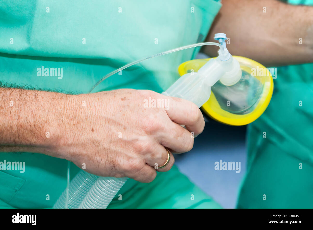 Anesthesiologist anesthesia in surgery hires stock photography and