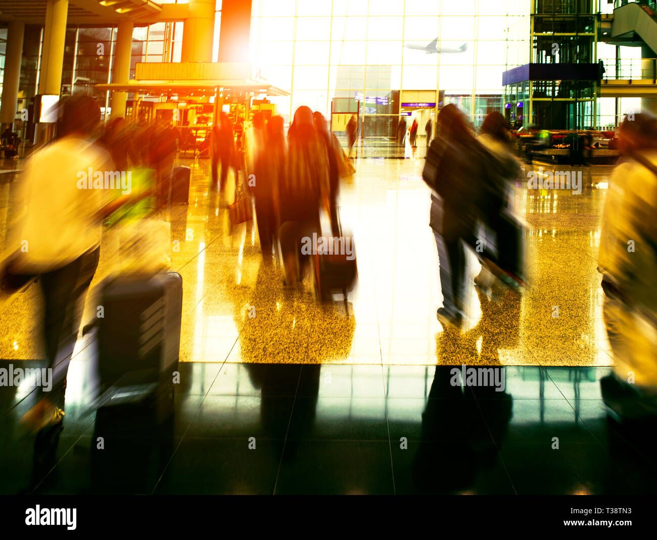 Female passenger airport crowd hi-res stock photography and images - Alamy