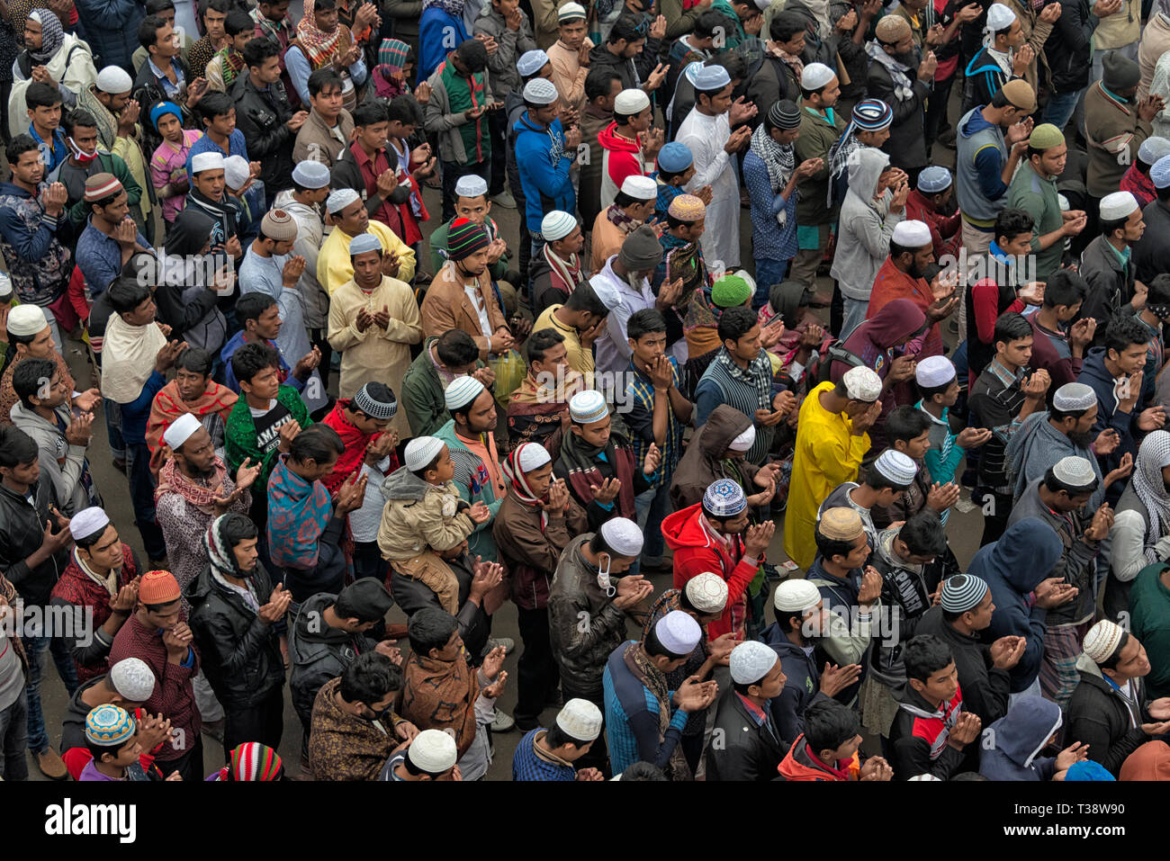 Pilgrims praying during Bishwa Ijtema, Dhaka, Bangladesh Stock Photo