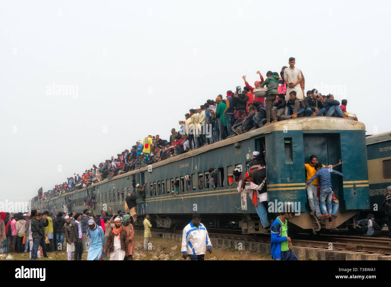 Overcrowded train loaded with pilgrims at the end of Bishwa Ijtema, Tongi Railway Junction, Dhaka, Bangladesh Stock Photo