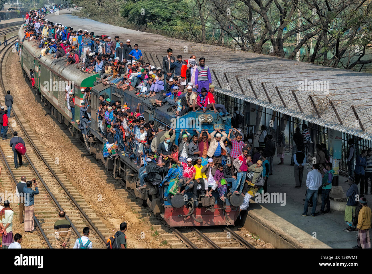 Overcrowded train loaded with pilgrims at the end of Bishwa Ijtema, Dhaka Train Station, Bangladesh Stock Photo