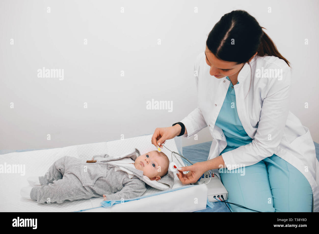 Hearing Test baby , Cortical auditory evoked potential analyzer. hearing screening Stock Photo