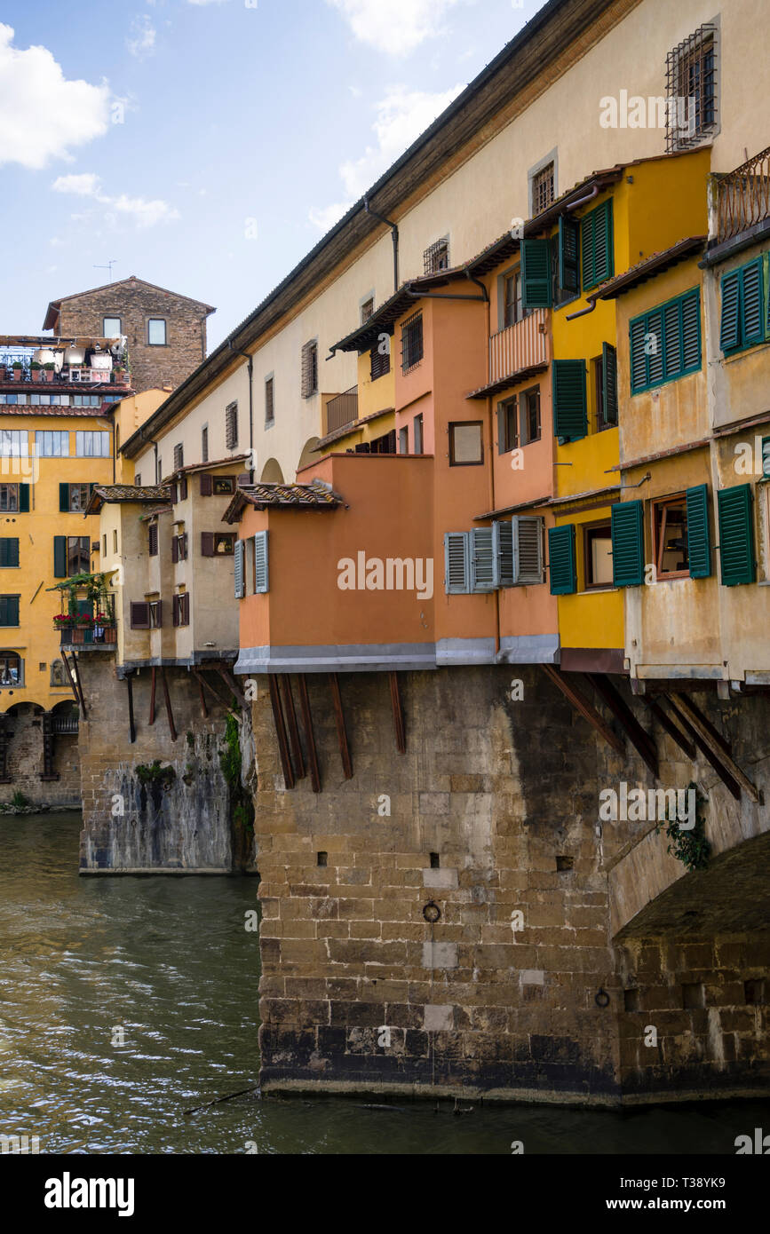 Ponte Vecchio Bridge shops in Florence, Italy Stock Photo - Alamy