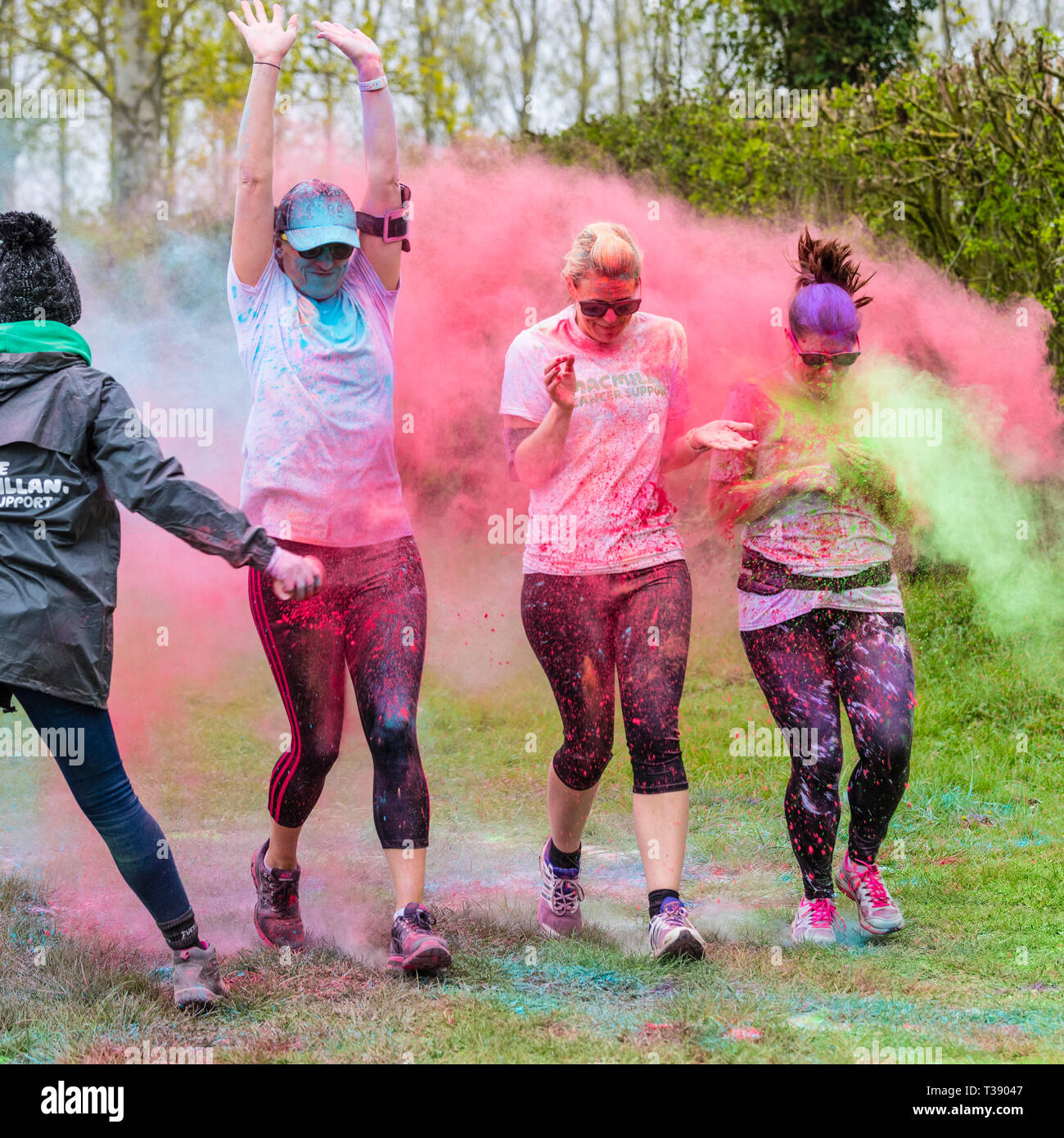 https://c8.alamy.com/comp/T39047/three-women-runners-being-covered-in-paint-on-macmillan-cancer-charity-5k-color-fun-run-T39047.jpg