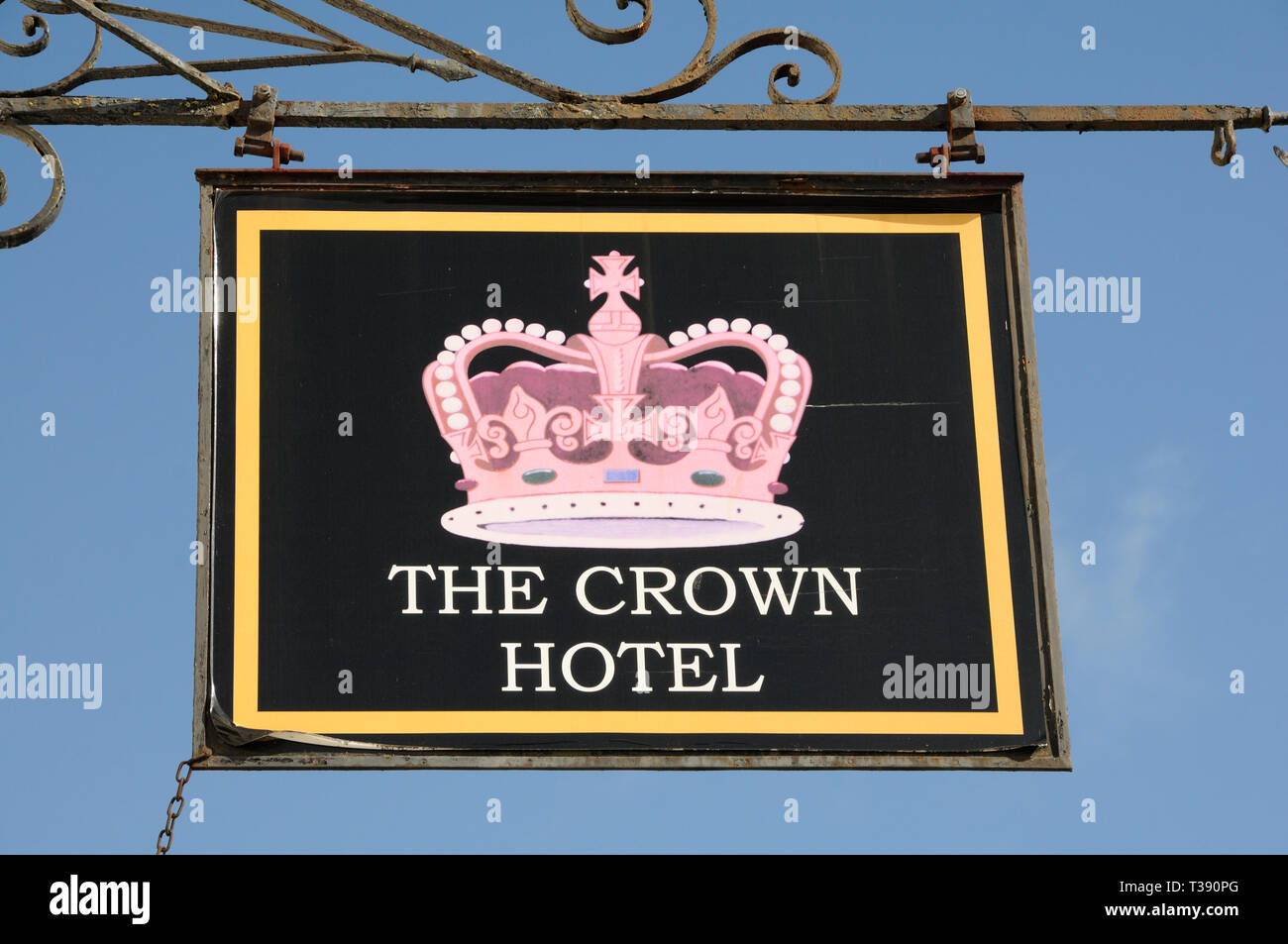 Crown Hotel, Brackley, Northamptonshire, is an old coaching inn which was the source of a fire in 1649 that burnt down a large part of the town. Stock Photo
