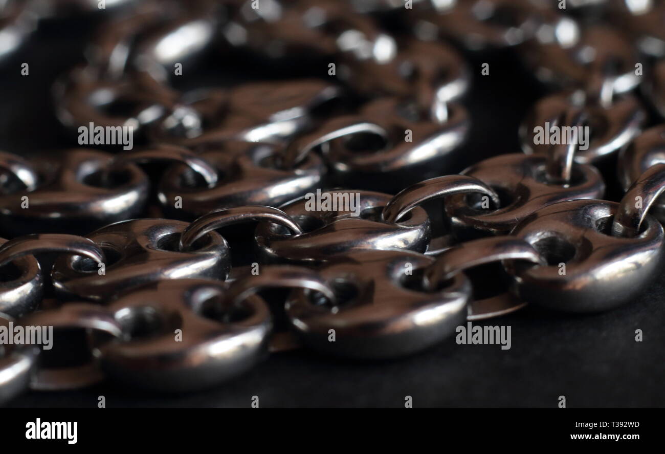 cadena de joyeria en primer plano. jewelry chain in the foreground Stock Photo
