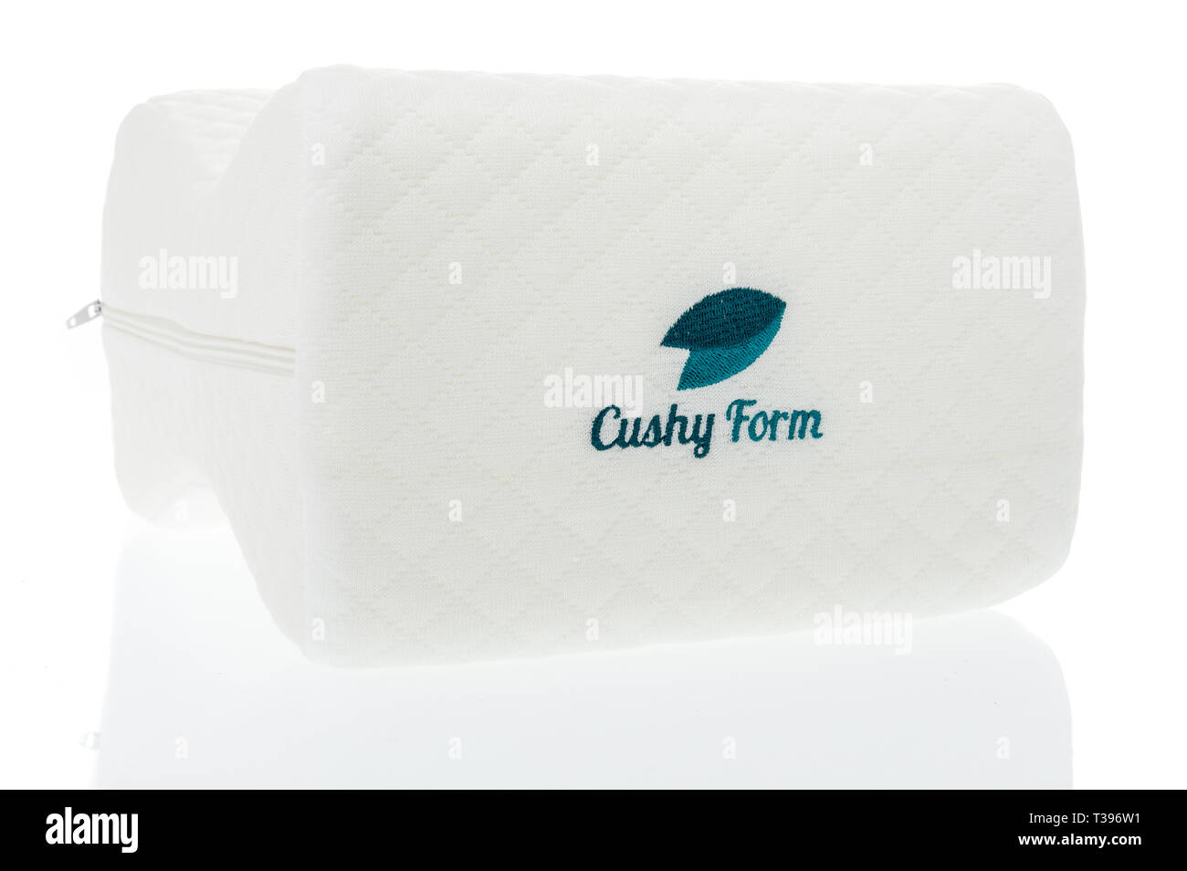 https://c8.alamy.com/comp/T396W1/winneconne-wi-7-april-2019-a-package-of-cushy-from-memory-foam-knee-pillow-on-an-isolated-background-T396W1.jpg