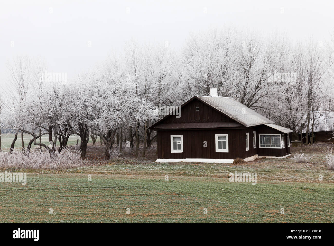 Farm house garden snow hi-res stock photography and images - Alamy