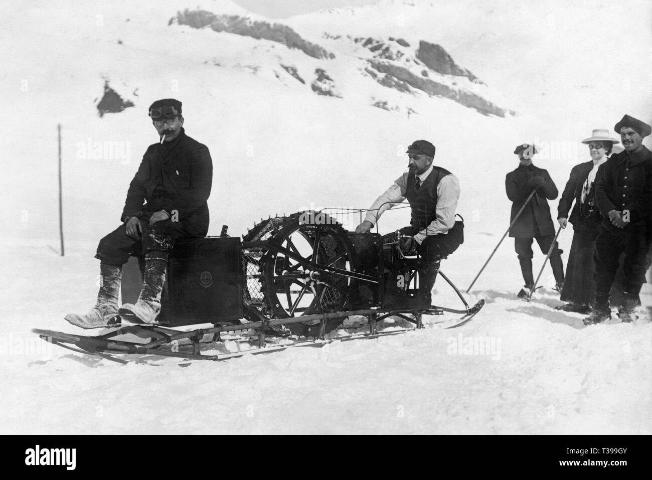Snowmobile snow Black and White Stock Photos & Images - Alamy