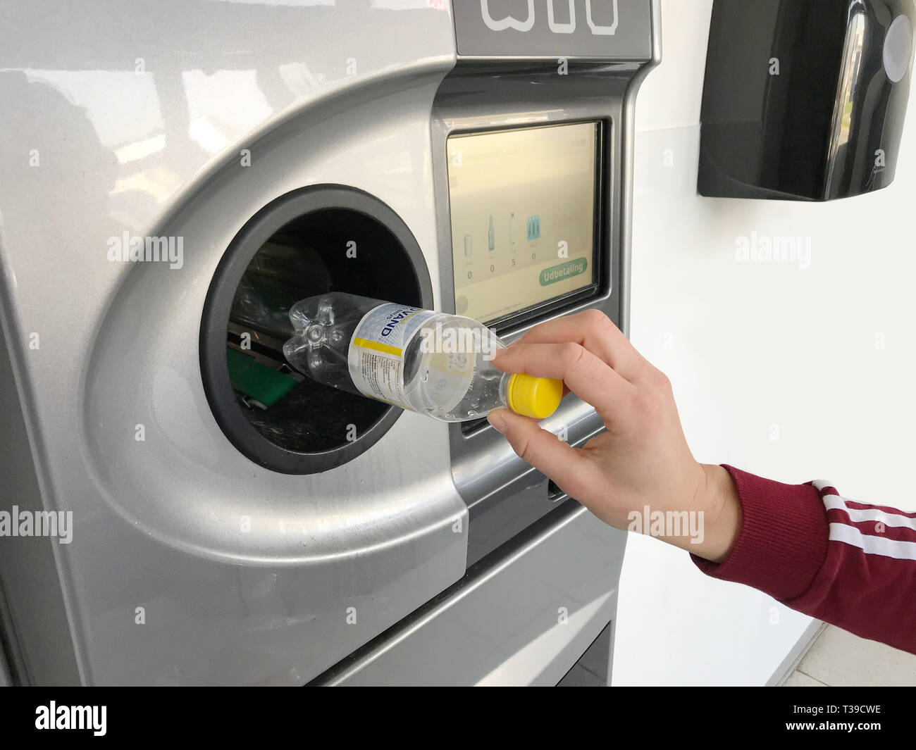 Recycling machine that dispenses cash Stock Photo Alamy