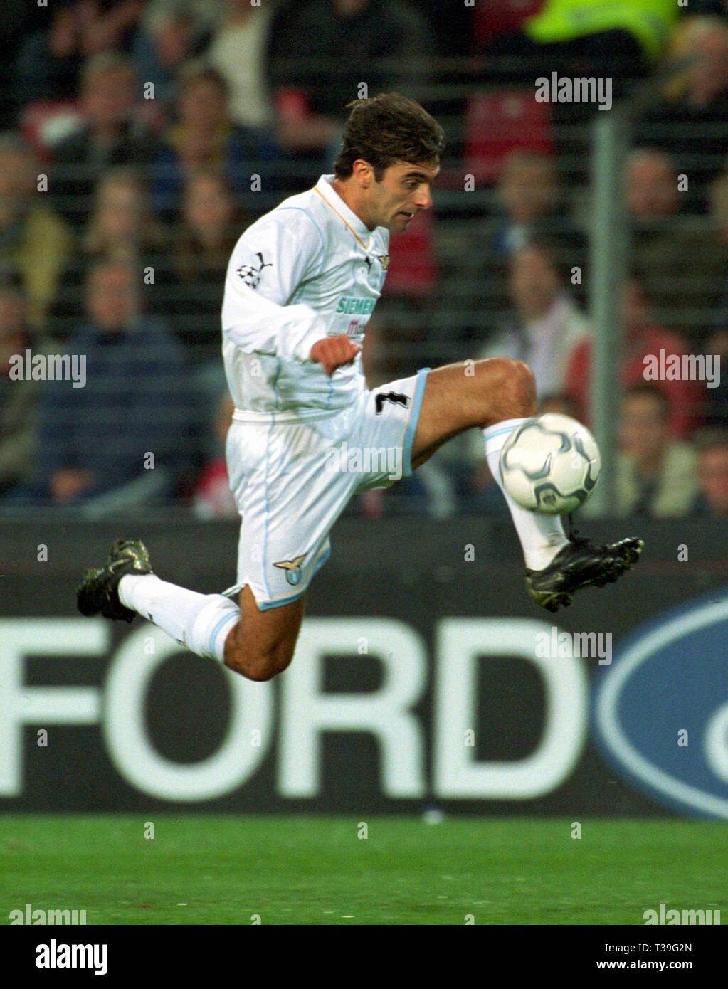 Philips Stadium Eindhoven, Netherlands 26.9.2001, UEFA Champions League season 2001/02 first group stage,  PSV Eindhoven (PSV, red)) vs Lazio Rom (LZR,white) 1:0 --- Claudio LOPEZ (LZR) Stock Photo