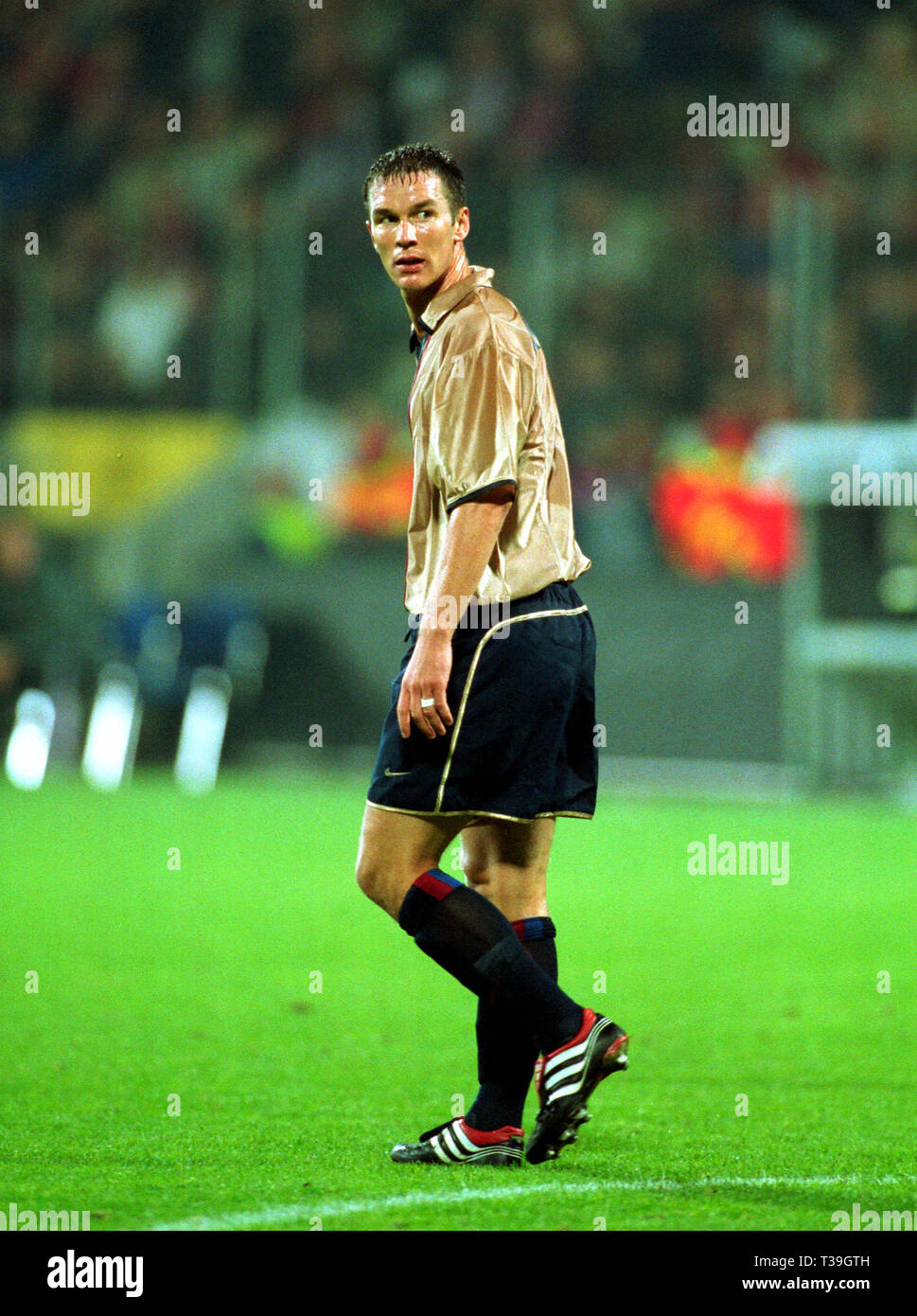 Bayarena Leverkusen Germany 25 9 01 Uefa Champions League Season 01 02 First Group Stage Bayer 04 Leverkusen Lev Red Vs Fc Barcelona n Gold 2 1 Patrik Andersson n Stock Photo Alamy