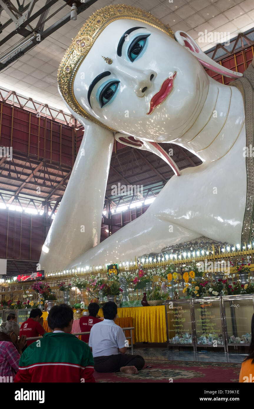 Devotees inside the Chauk Htat Gyi Pagoda, Temple of the 65 meter long