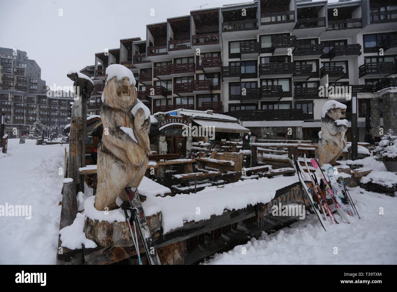 Grizzly's bar wood carvings, Tignes Le Lac/ Tignes 2100, France Stock Photo