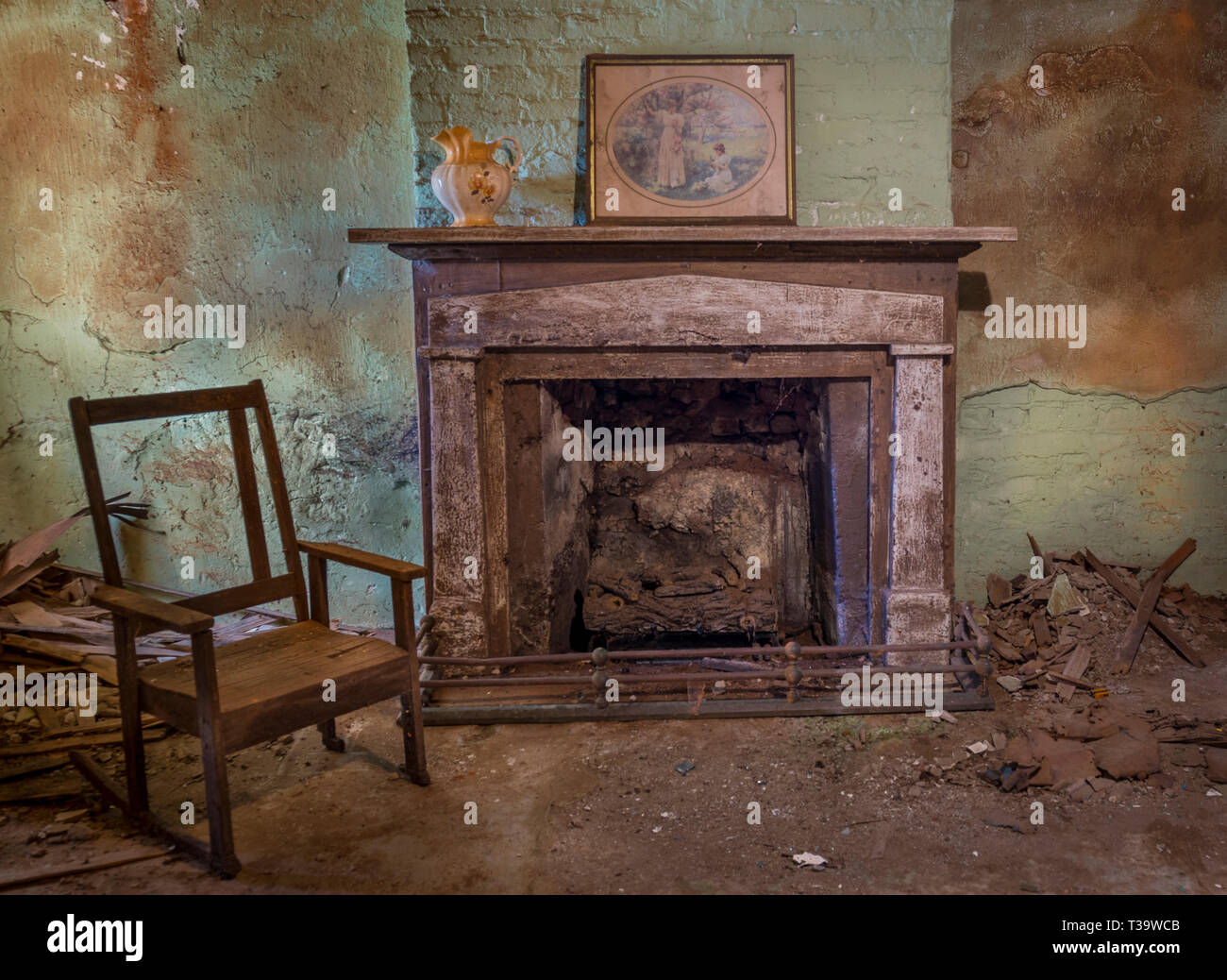 Fireplace old farmhouse hi-res stock photography and images - Alamy