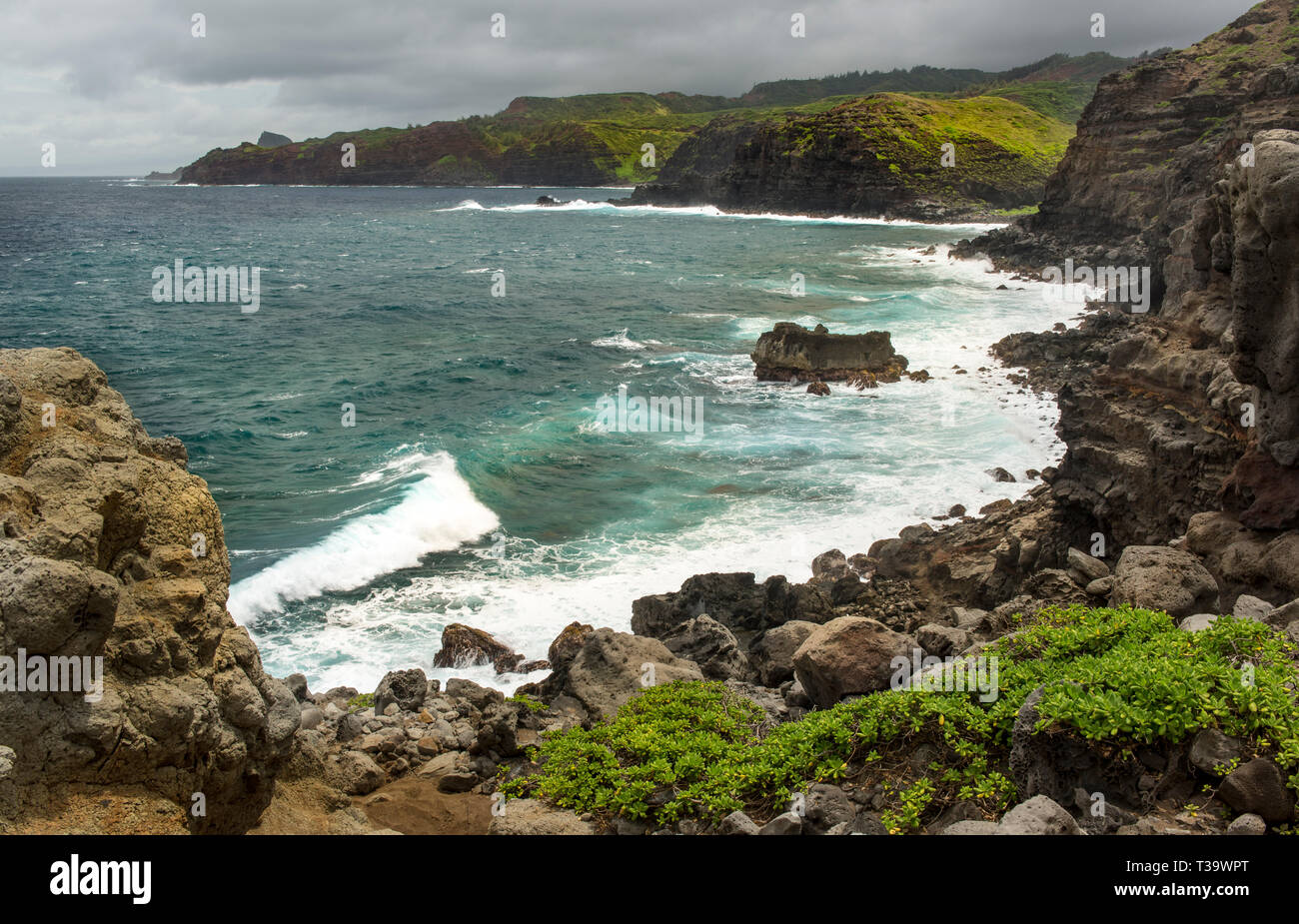Maui ocean rocks shoreline hi-res stock photography and images - Alamy