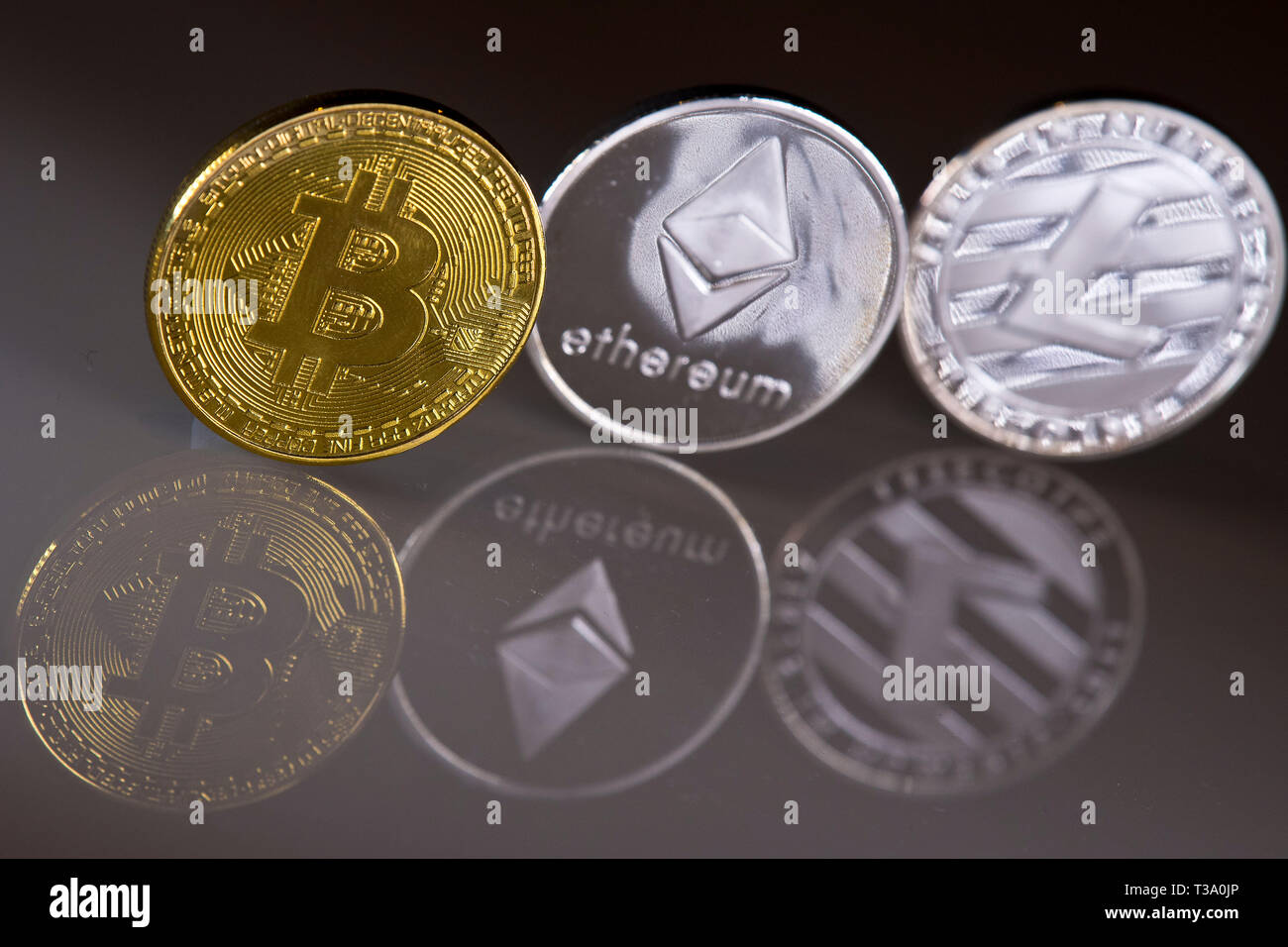 Cryptocurrency buy sell hi-res stock photography and images - Page 24 -  Alamy