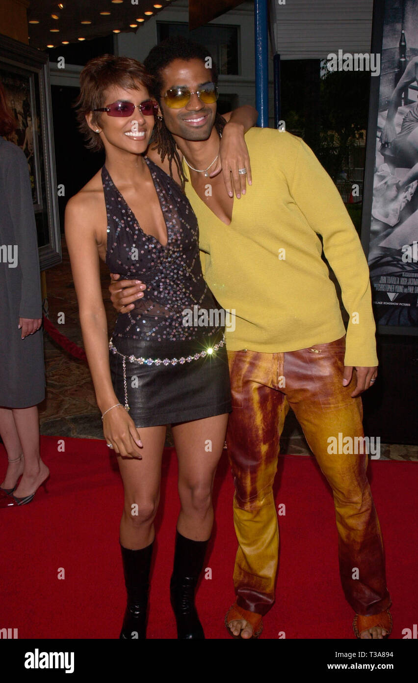 LOS ANGELES, CA. June 04, 2001: Actress HALLE BERRY & husband ERIQ BENET at the Los Angeles premiere of her new movie Swordfish. © Paul Smith/Featureflash Stock Photo