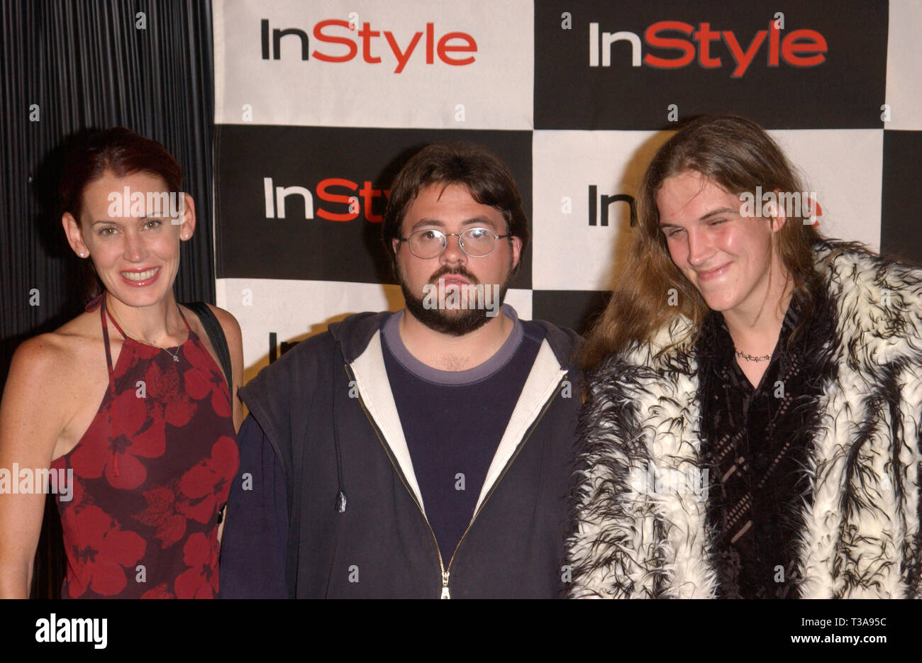 LOS ANGELES, CA. June 28, 2001: Actor JASON MEWES (right) with actor/director KEVIN SMITH & wife JENNIFER SCHWALBACH at Hollywood art exhibition party for artist Bryten Goss, hoseted by InStyle Magazine. © Paul Smith/Featureflash Stock Photo