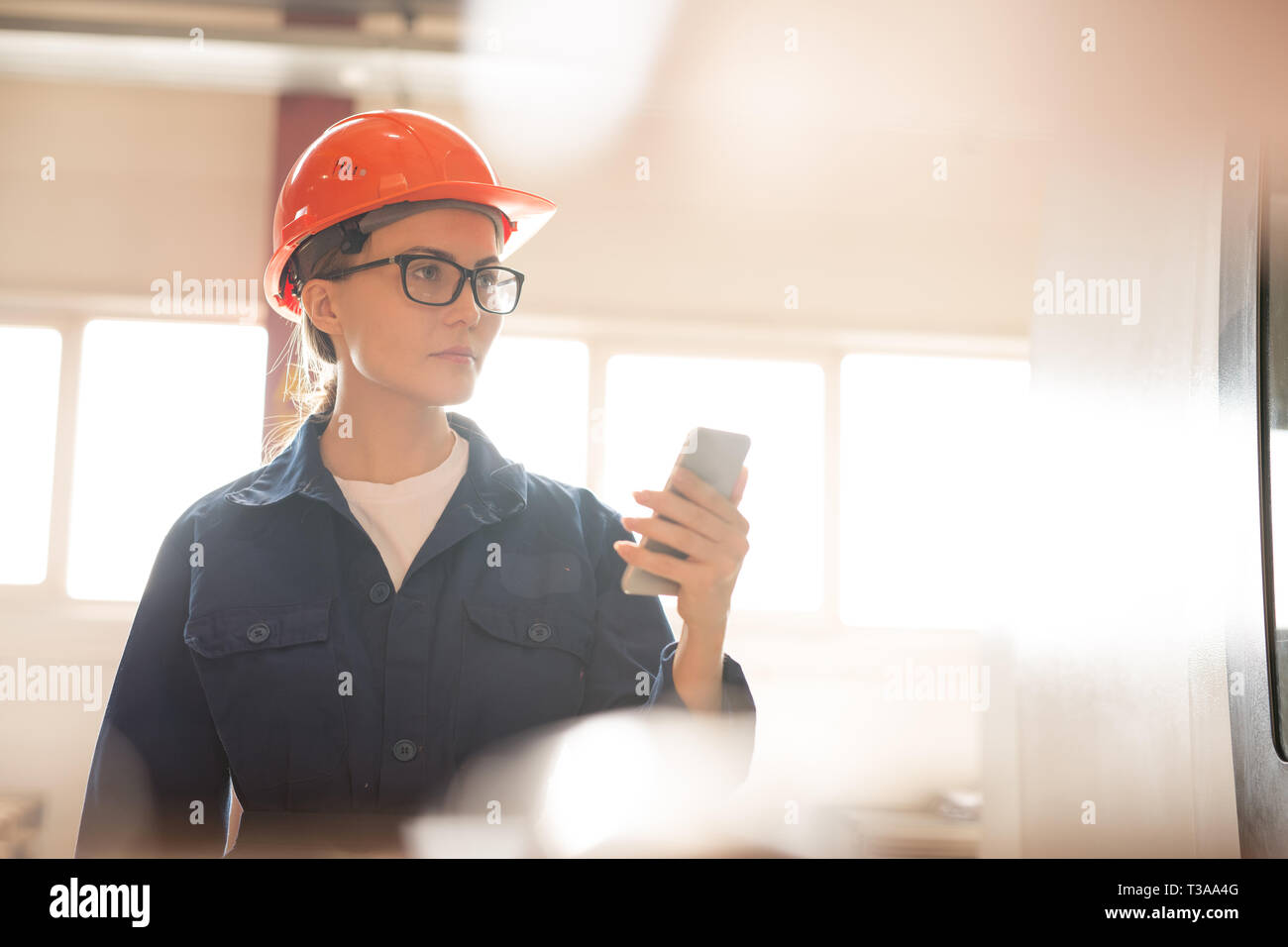 контролер в автобусе. парень с девушкой в синей строительной каске. кондуктор трамвая. отк на заводе. дск контролер отк.