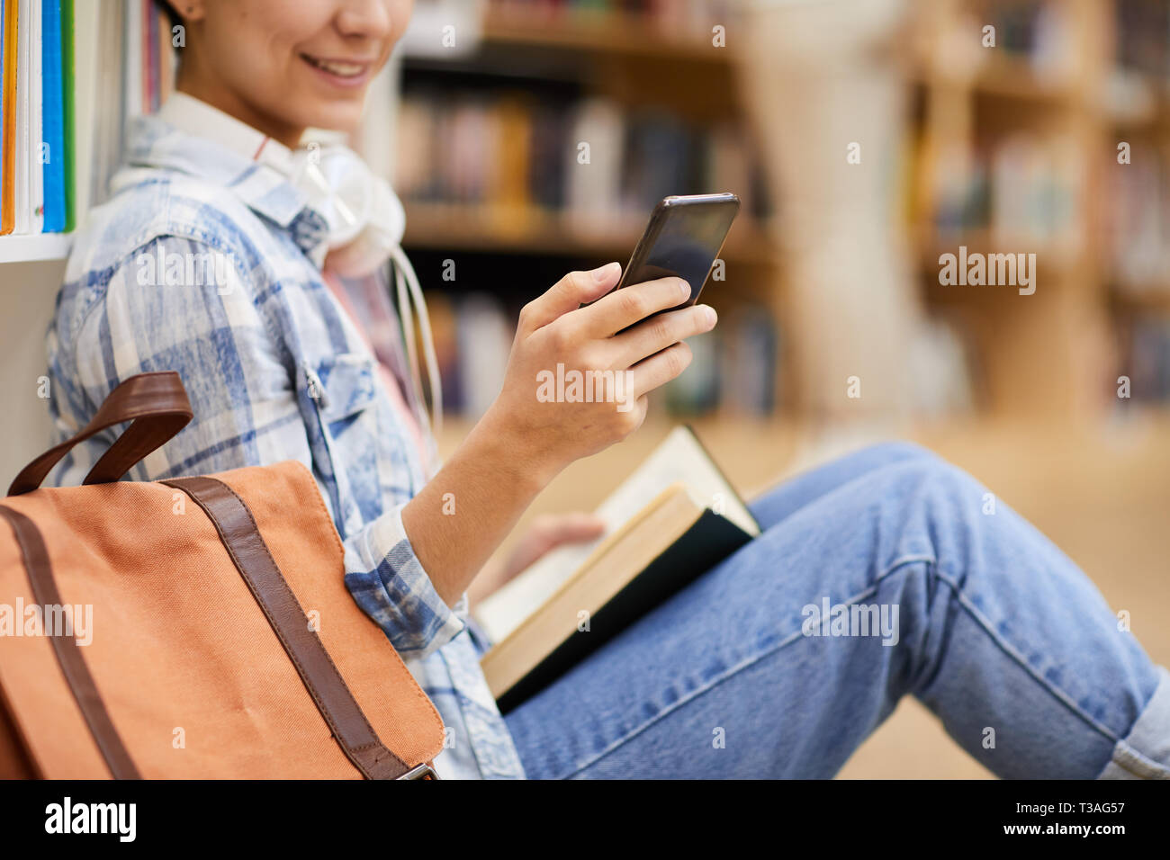 Texting sms in library Stock Photo - Alamy