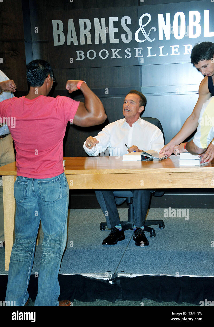 https://c8.alamy.com/comp/T3AHNW/arnold-schwarzeneger-total-recall-my-unbelievably-true-life-story-book-signing-at-barnes-noble-book-store-at-the-grove-in-los-angelesa-arnold-schwarzenegger-book-signing-20-event-in-hollywood-life-california-red-carpet-event-usa-film-industry-celebrities-photography-bestof-arts-culture-and-entertainment-topix-celebrities-fashion-best-of-hollywood-life-event-in-hollywood-life-california-red-carpet-and-backstage-movie-celebrities-tv-celebrities-music-celebrities-topix-actors-from-the-same-movie-cast-and-co-star-together-inquiry-tsuni@gamma-usacom-credit-tsuni-T3AHNW.jpg