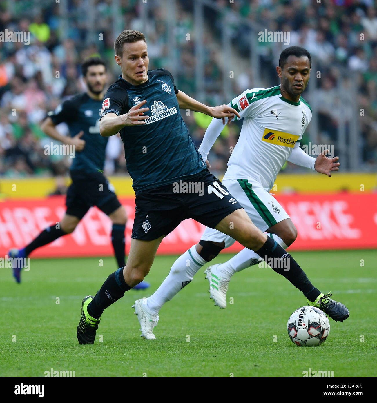 Moenchengladbach, Germany. 7th Apr, 2019. Niklas Moisander (front) of Bremen competes during the Bundesliga match between Borussia Moenchengladbach and SV Werder Bremen in Moenchengladbach, Germany, April 7, 2019. The match ended in a 1-1 draw. Credit: Ulrich Hufnagel/Xinhua/Alamy Live News Stock Photo