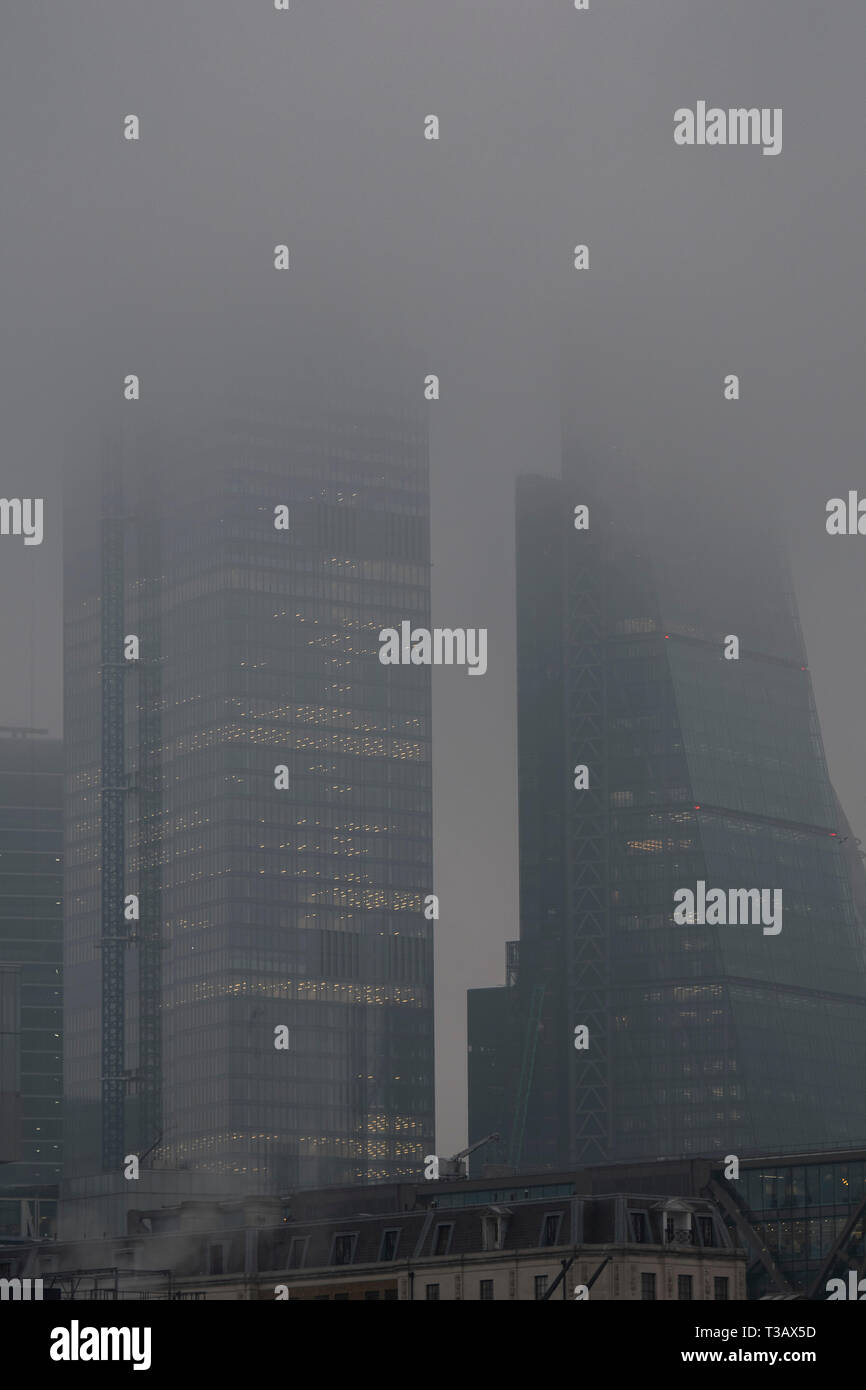 London, UK. 8th Apr 2019. TfL issues a warning to tube commuters that London is suffering high pollution levels today as above ground the city is shrouded in mist. Credit: Guy Bell/Alamy Live News Stock Photo