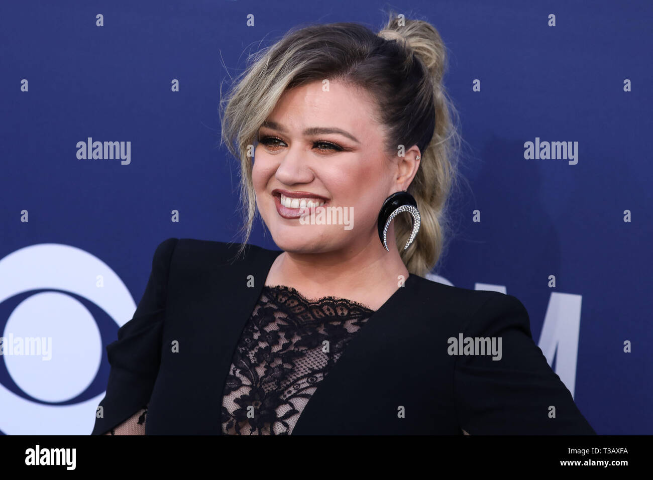 Las Vegas, United States. 07th Apr, 2019. LAS VEGAS, NEVADA, USA - APRIL 07: Singer Kelly Clarkson wearing an Alexander McQueen dress, Yves Saint Laurent earrings, and Balmain shoes arrives at the 54th Academy Of Country Music Awards held at the MGM Grand Garden Arena on April 7, 2019 in Las Vegas, Nevada, United States. (Photo by Xavier Collin/Image Press Agency) Credit: Image Press Agency/Alamy Live News Stock Photo