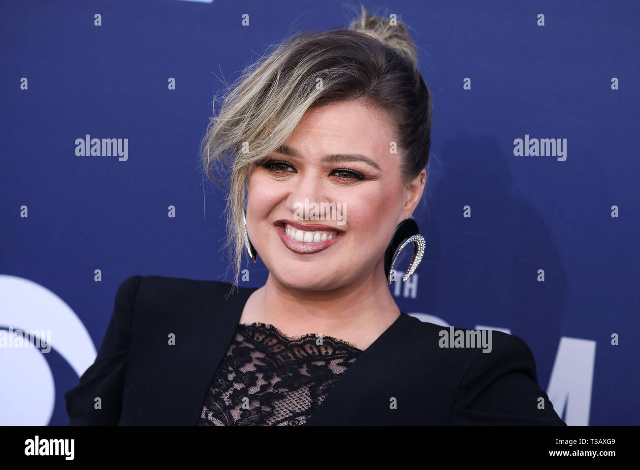 Las Vegas, United States. 07th Apr, 2019. LAS VEGAS, NEVADA, USA - APRIL 07: Singer Kelly Clarkson wearing an Alexander McQueen dress, Yves Saint Laurent earrings, and Balmain shoes arrives at the 54th Academy Of Country Music Awards held at the MGM Grand Garden Arena on April 7, 2019 in Las Vegas, Nevada, United States. (Photo by Xavier Collin/Image Press Agency) Credit: Image Press Agency/Alamy Live News Stock Photo