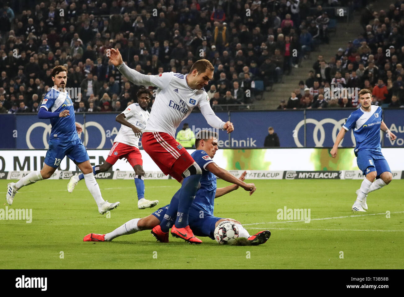 Hamburg, Germany. 08th Apr, 2019. Soccer: 2nd Bundesliga, 28th matchday, Hamburger SV - 1st FC Magdeburg in the Volksparkstadion. Hamburg's Pierre-Michel Lasogga (l) and Magdeburg's Tobias Müller in the duel for the ball. Credit: Christian Charisius/dpa - IMPORTANT NOTE: In accordance with the requirements of the DFL Deutsche Fußball Liga or the DFB Deutscher Fußball-Bund, it is prohibited to use or have used photographs taken in the stadium and/or the match in the form of sequence images and/or video-like photo sequences./dpa/Alamy Live News Stock Photo