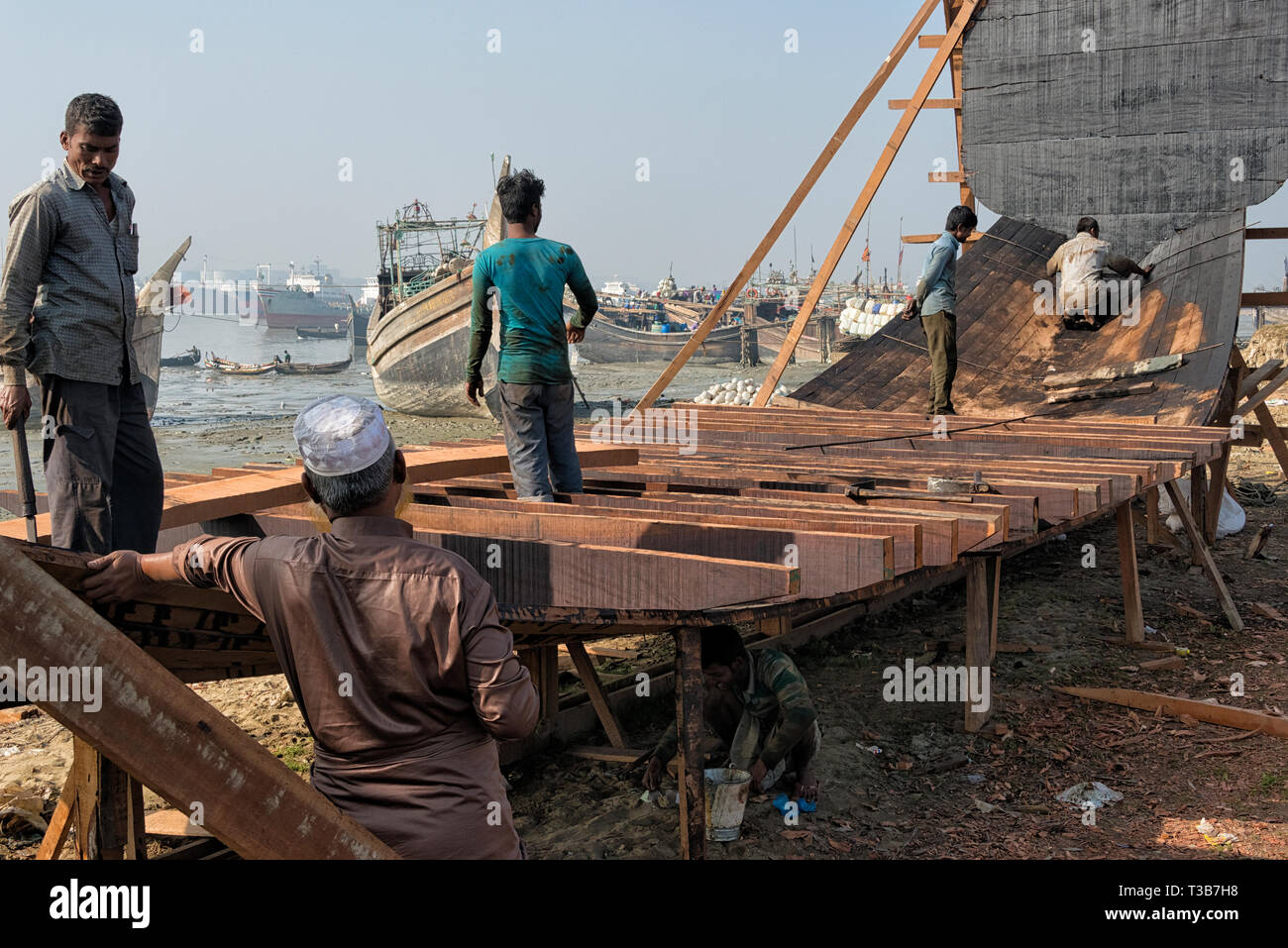 Building a fishing boat in the harbor, Chittagong, Chittagong Division, Bangladesh Stock Photo