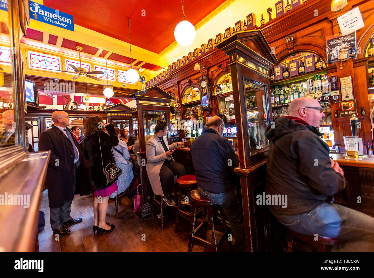 The Palace Bar, in the cities Temple Bar district. A traditional Irish ...