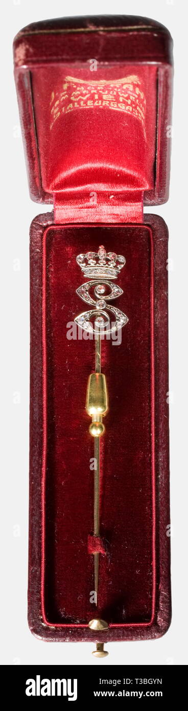 Duchess Sophie von Hohenberg (1868 - 1914), a diamond-set, golden dedication needle Crowned monogram 'S' with three Vienna hallmarks on the twisted needle. Monogram and crown with 27 diamond chips set in silver. Length 8.5 cm. Weight 4.5 g. In the original red leather case with velvet lining, the lid with gold-stamped, crowned manufacturer's name 'J.F. Wrana Hof- und Kammer-Juwelier Wien, Stallburggasse 4'. Length 10.7 cm. Duchess Sophie and her spouse, heir to the throne Franz Ferdinand, were both shot on 28 June 1914 in Sarajevo. The assassinat, Additional-Rights-Clearance-Info-Not-Available Stock Photo