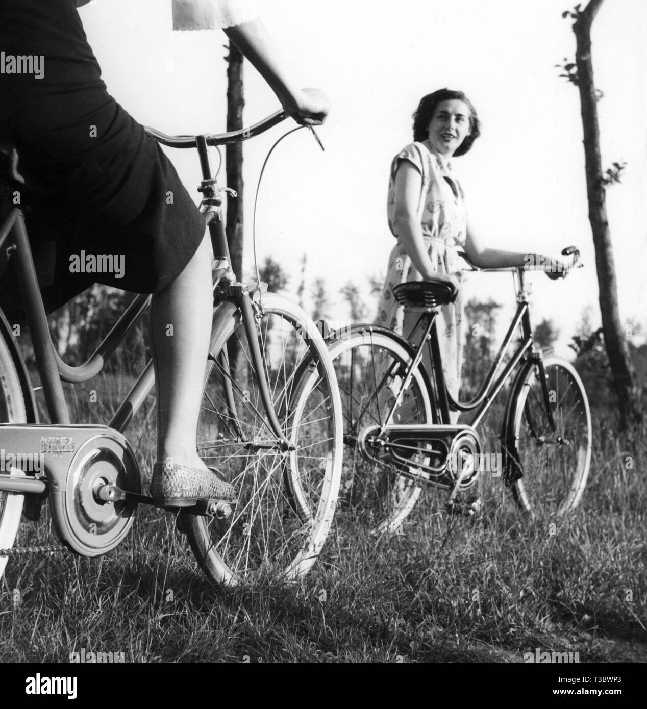 women with bicycles, 1950 Stock Photo