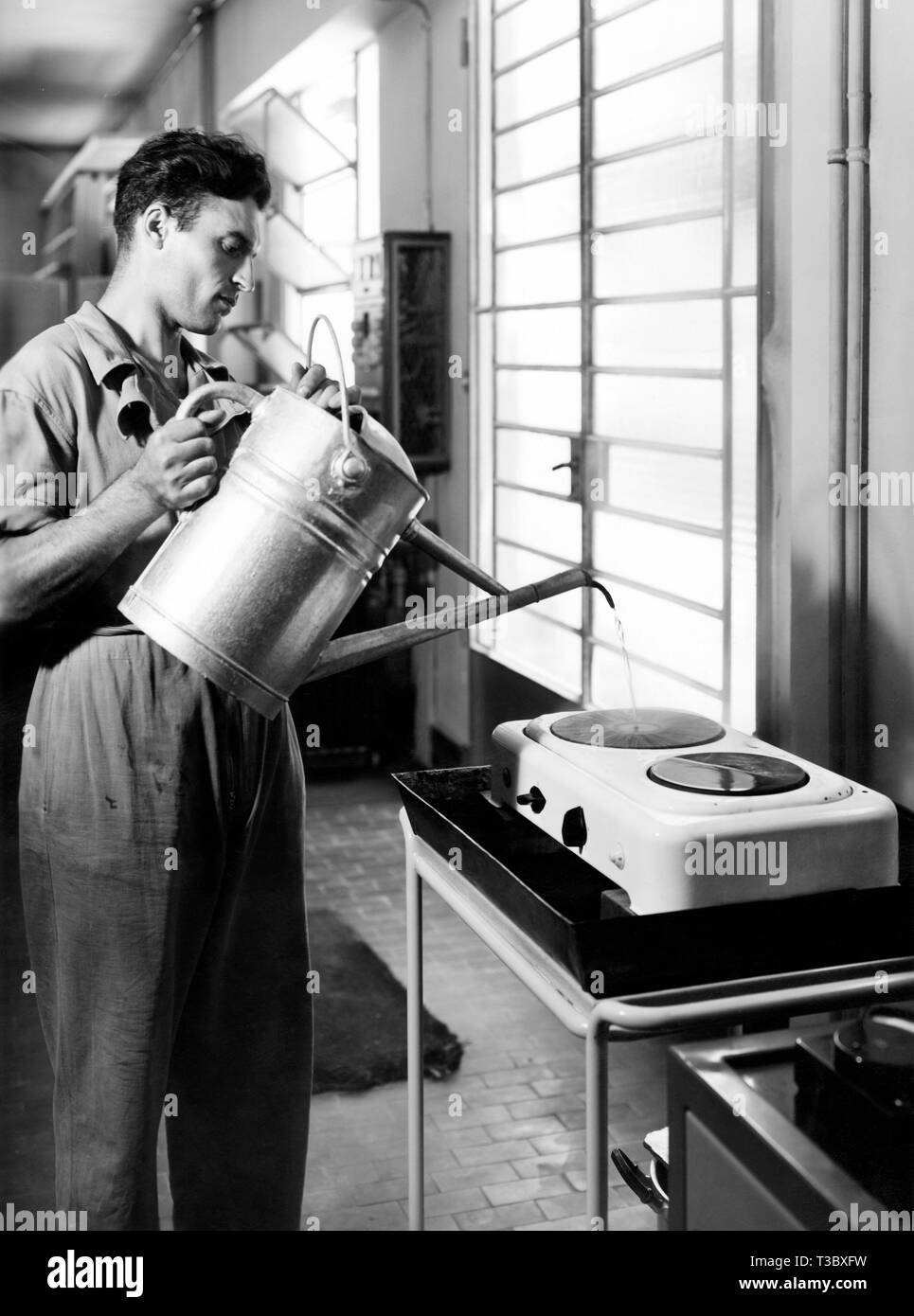 IMQ, istituto italiano per il marchio di qualità, test of the resistance of the electric hot plate, italy 1957 Stock Photo