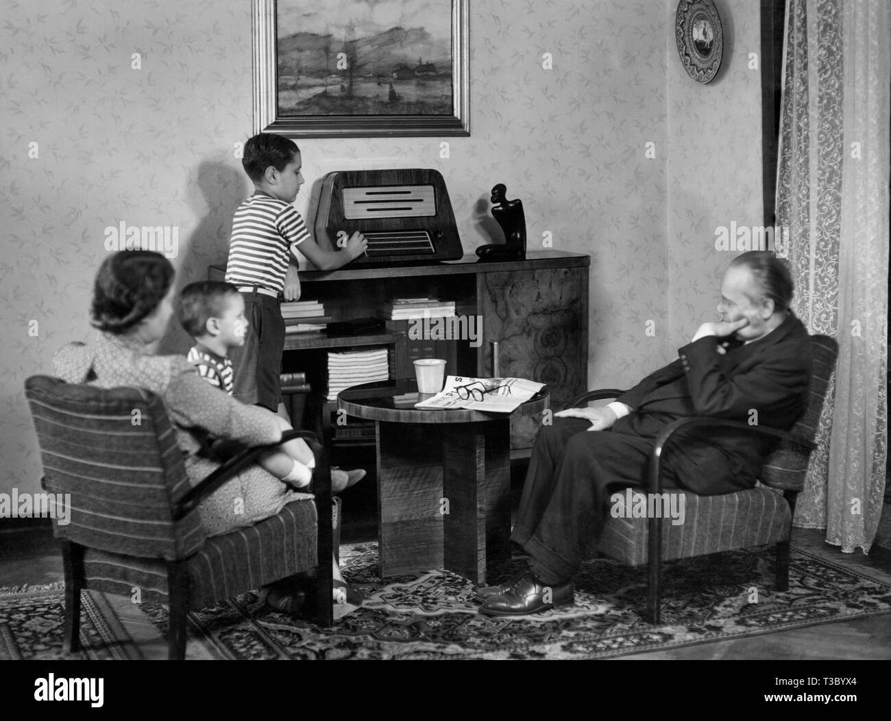 family listening radio, 1950 Stock Photo