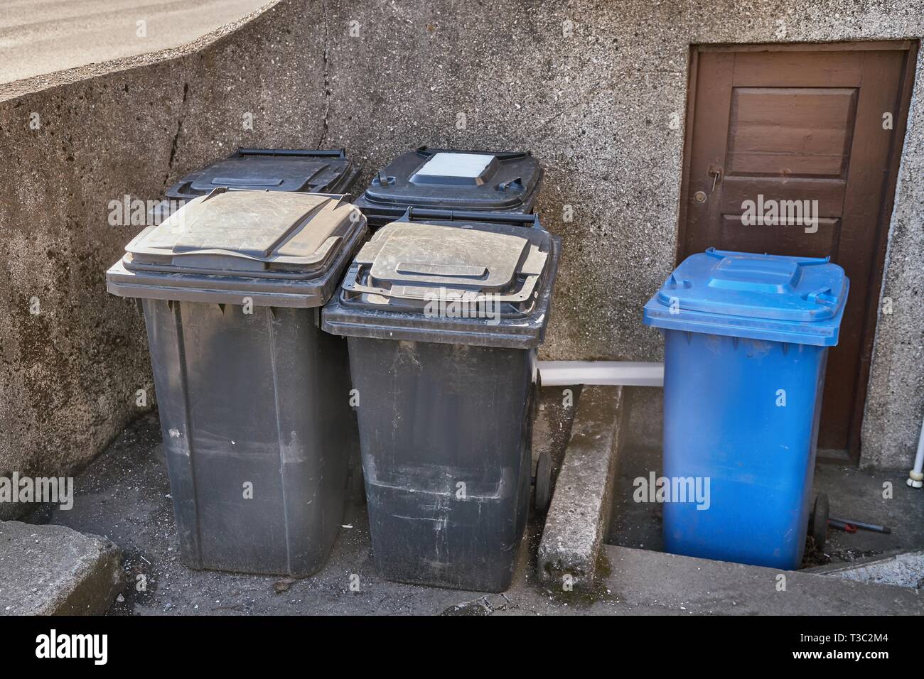 Trash containers city backyard hi-res stock photography and images - Alamy