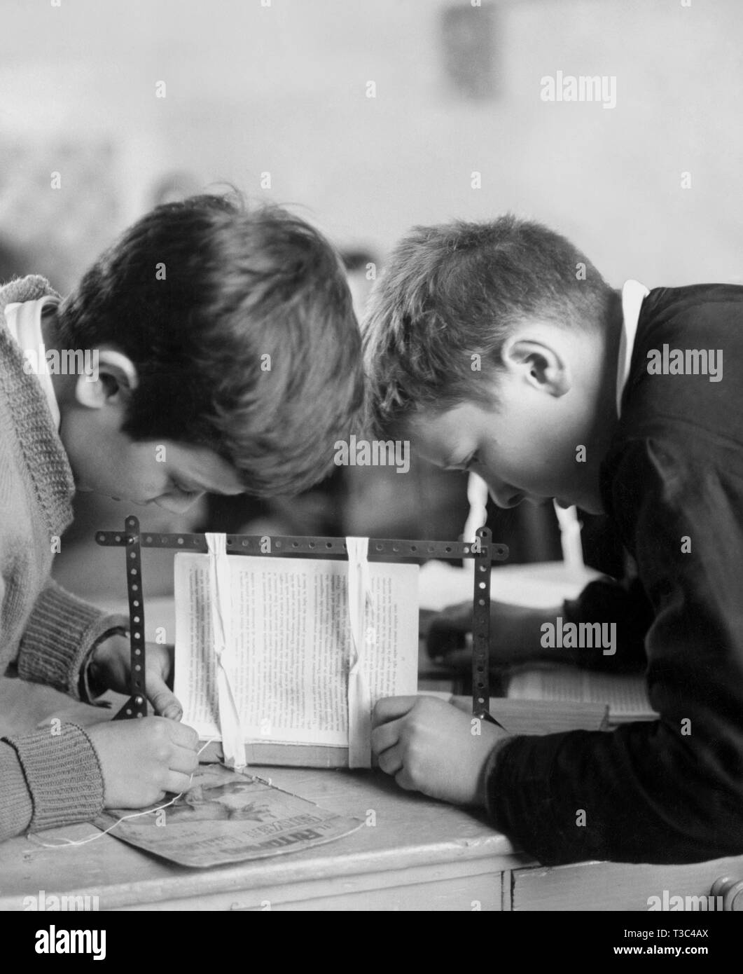 bookbinding class after school-time, 1961 Stock Photo
