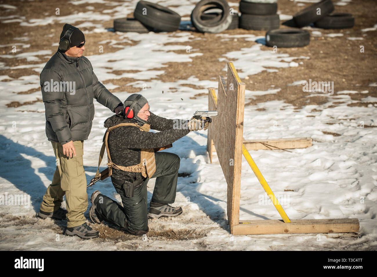 Instructor student rifle machine hi-res stock photography and images ...