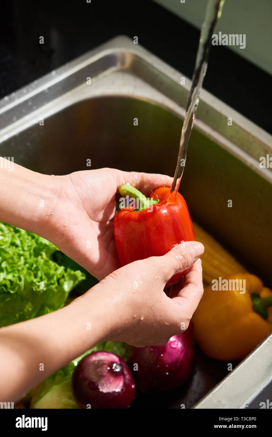 Rinsing salad hi-res stock photography and images - Alamy