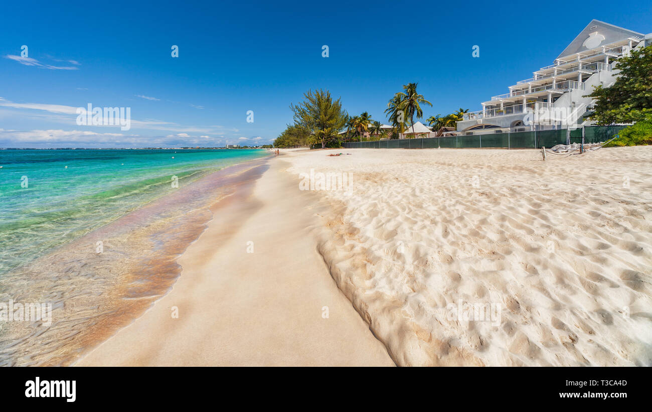 Seven mile beach on Grand Cayman in the Caribbean Stock Photo - Alamy