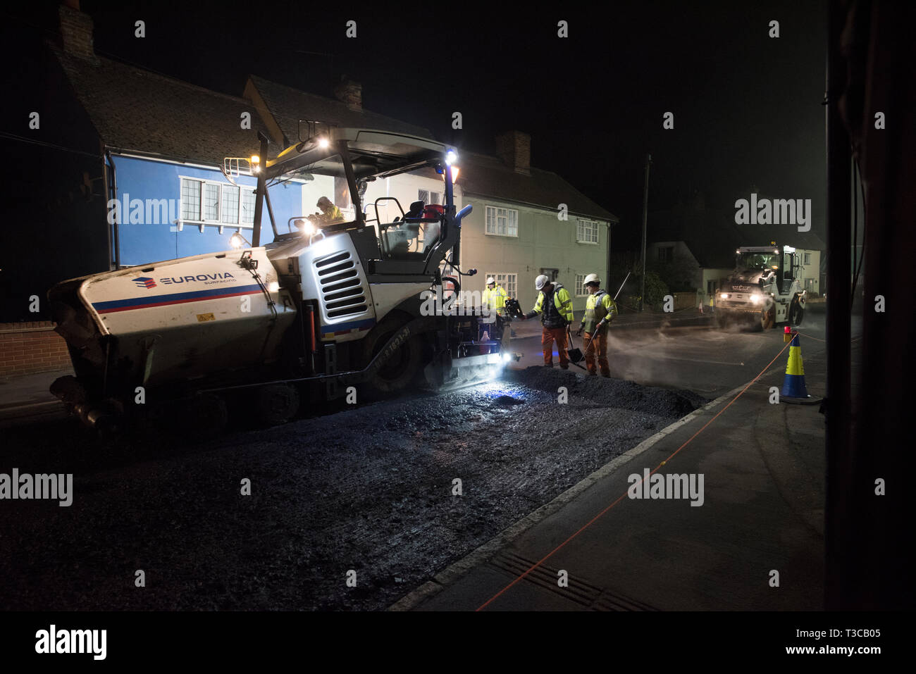 Thaxted Essex England UK. Major resurfacing work for 7 nights 5 April to 12 April 2019 Night Work: Photograph shows the busy night scene as workers fr Stock Photo