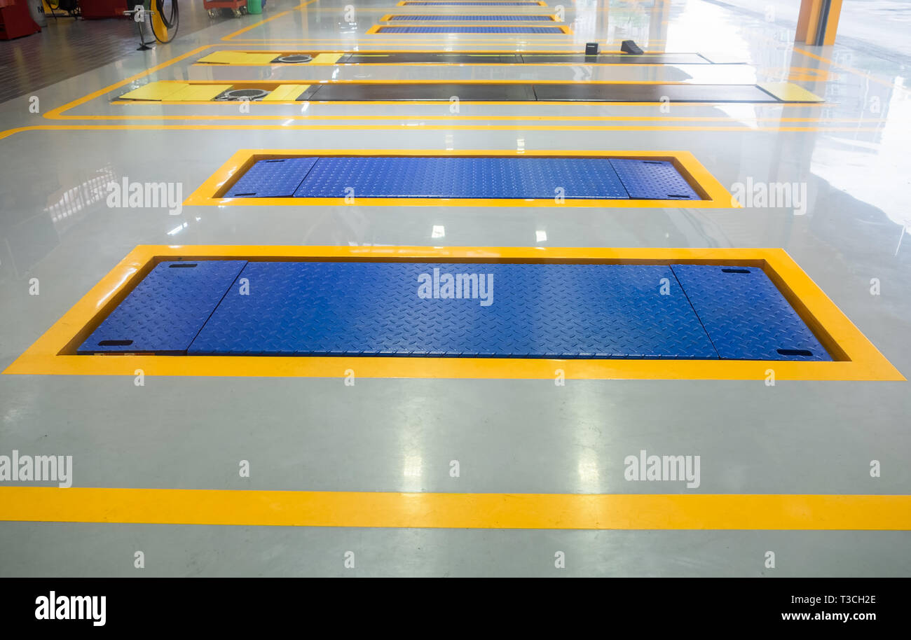 Car parking lift hi-res stock photography and images - Alamy