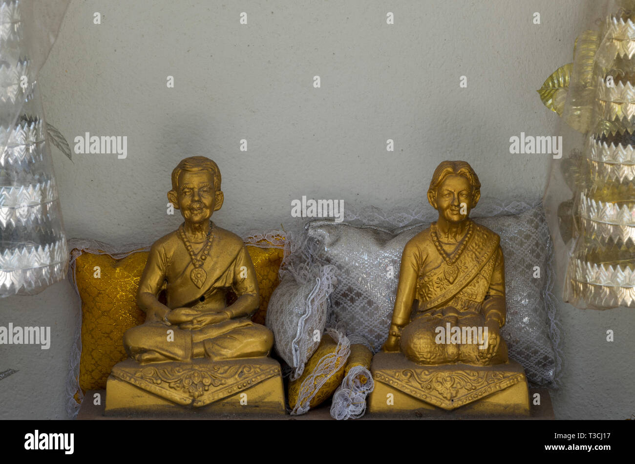 thailand royal family kings, queens and princes imortalised in golden