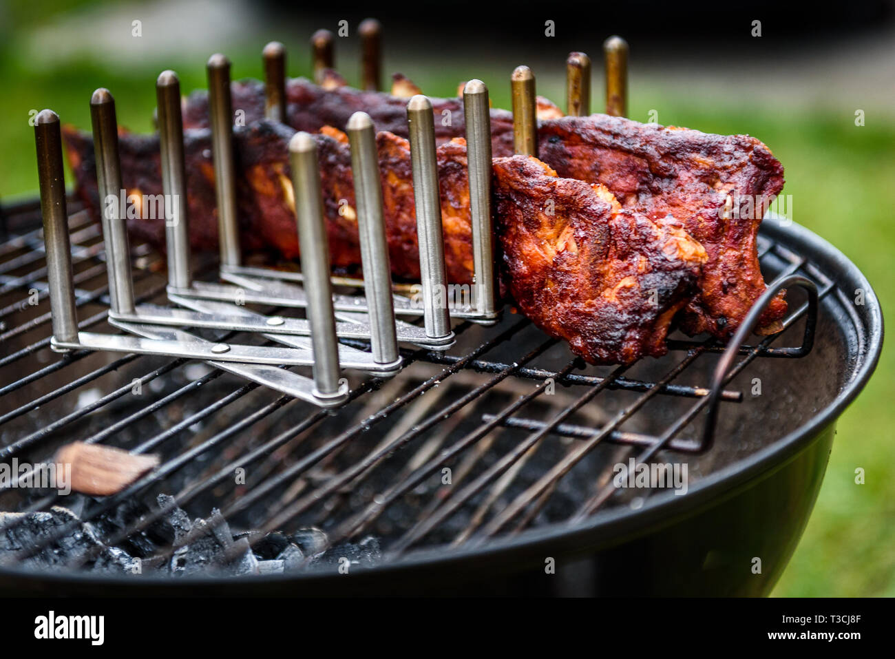 Baby Back Spare Ribs Roast on BBQ barbecue kettle grill. Home made pork ribs  on a grill using low and slow method. Grilling outdoors in nature at fami  Stock Photo - Alamy