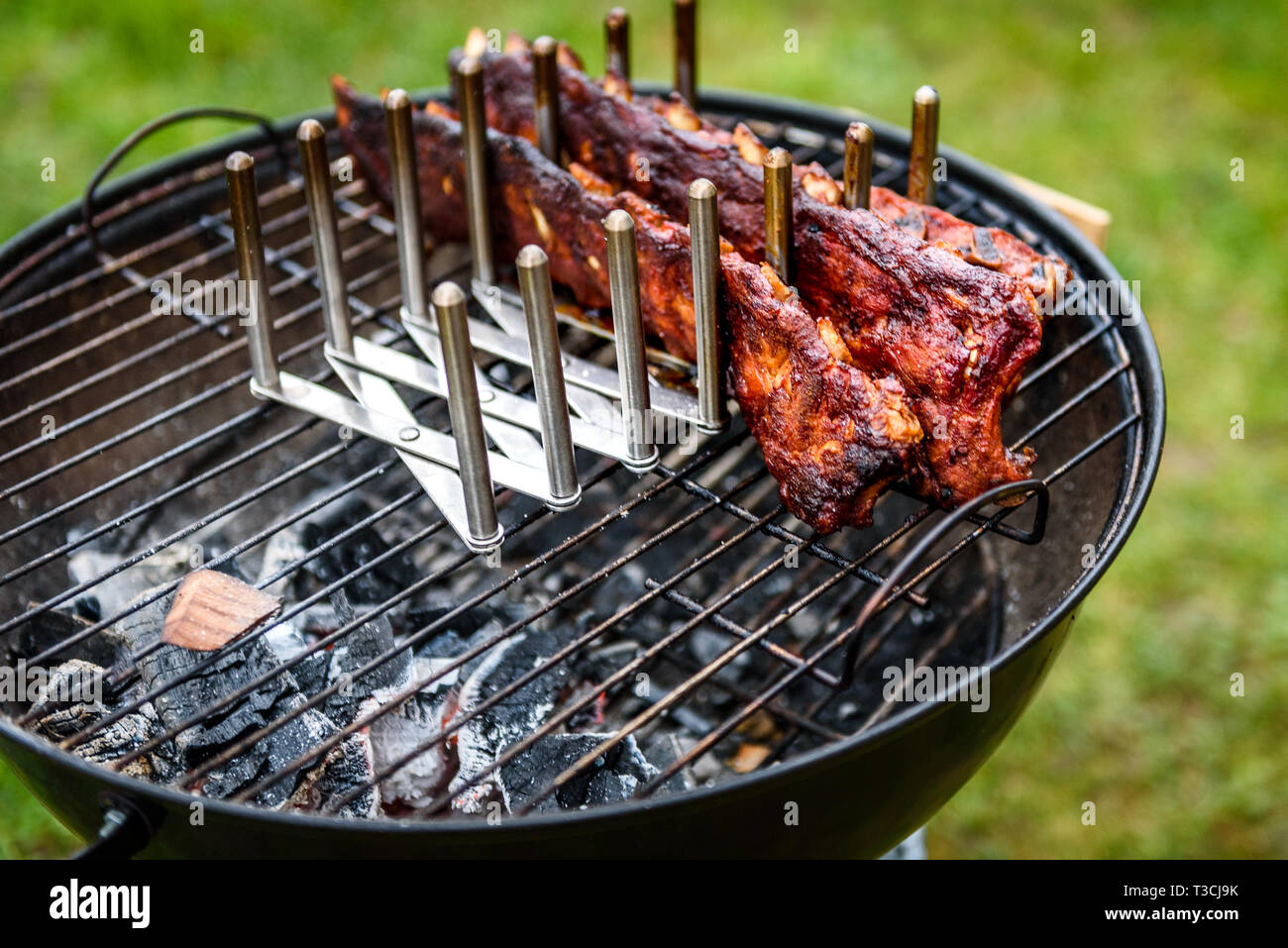 Kettle bbq grill with food on it hi-res stock photography and images - Alamy