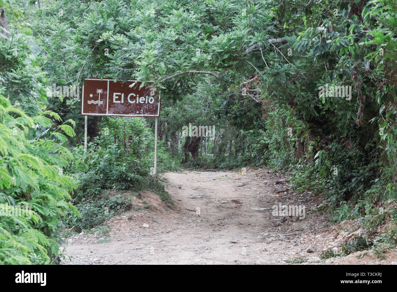 A sign indicating the way to the Cascada El Cielo waterfalls in Capurganá, Acandí, Choco, Colombia. Capurgana lies on the Caribean coast. Stock Photo